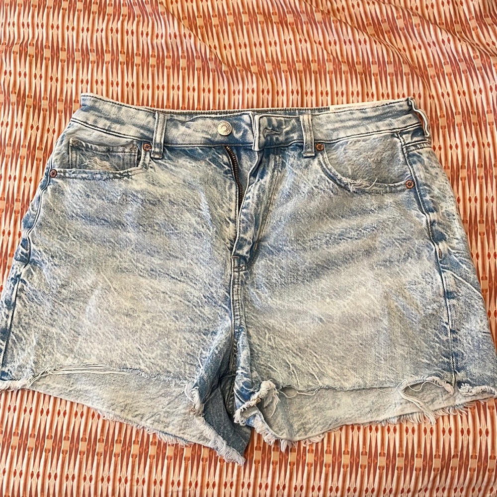 Light wash American eagle shorts